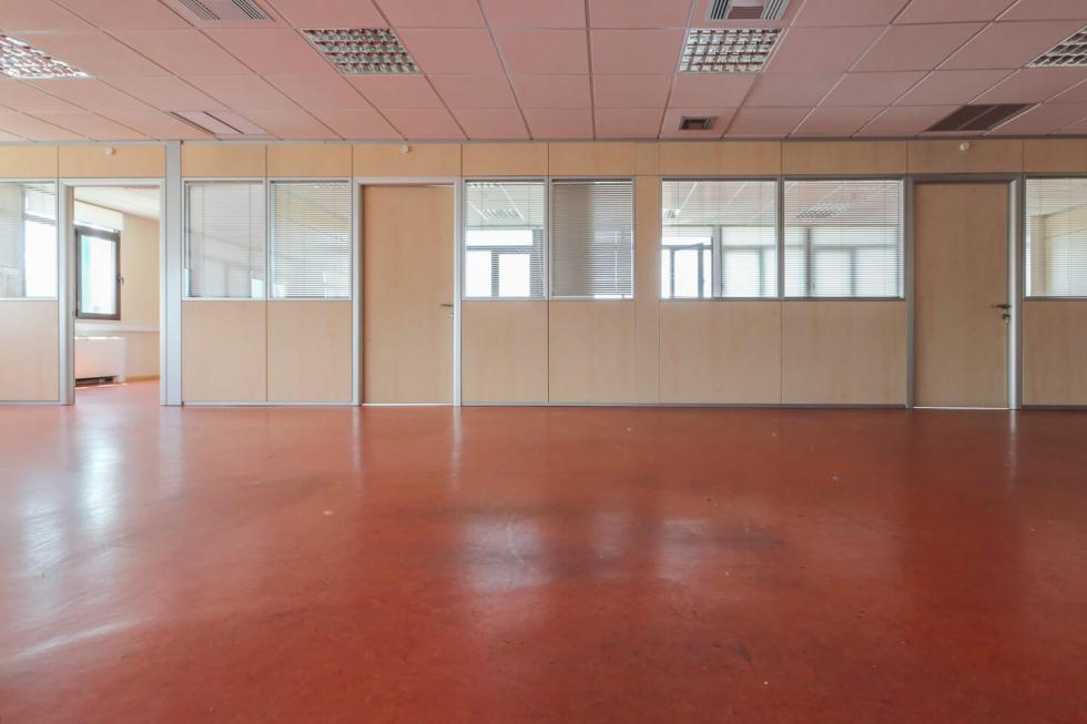 North Athens, commercial building 1.750 sqm for rent